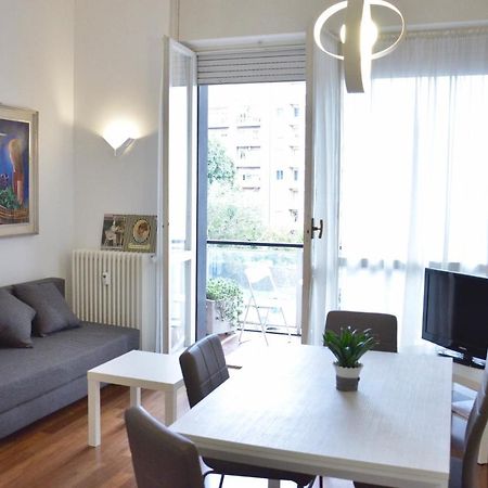 New Renovated Apartment With Balcony Porta Romana Milan Exterior photo